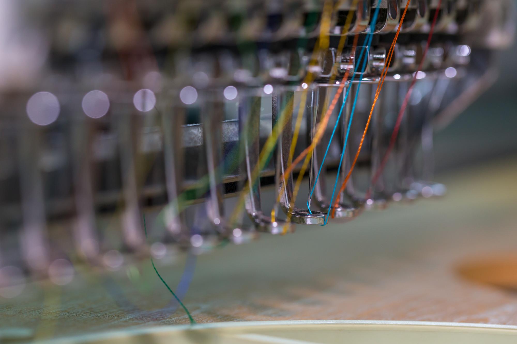 Nahaufnahme moderner Stickmaschine bei der Arbeit